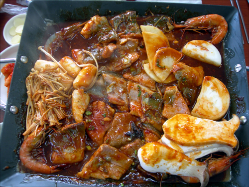 메기불고기가 맛있게 익어가고 있다. 